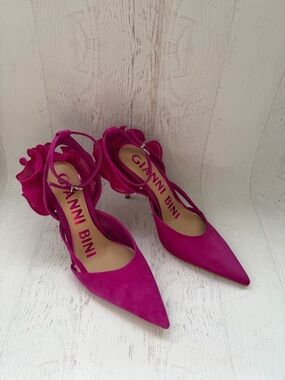 Gianni Bini Women's Fuchsia Pointed Toe Ruffle Slingback Heels 8.5M Never worn